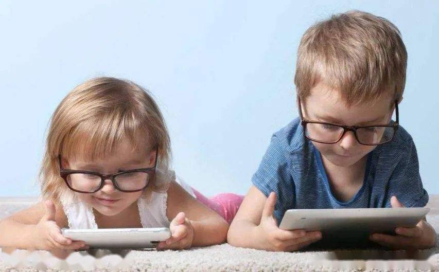 家庭教育哪家比较好呢？孩子不学习光玩手机怎么办？